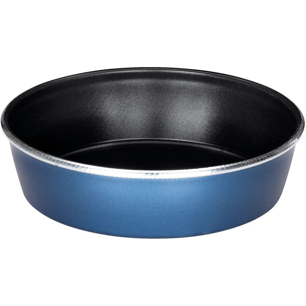 Una teglia rotonda con esterno blu e interno nero. Il bordo è argentato. La teglia è vuota.