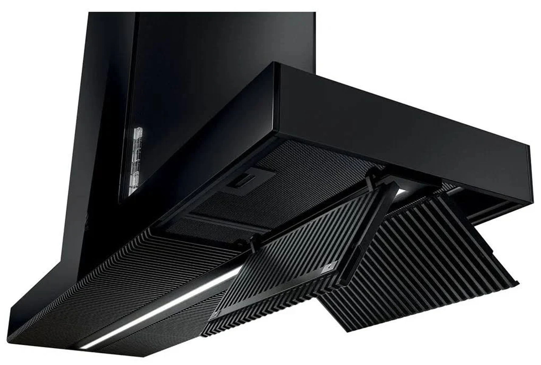 Una moderna cappa nera con luce, filtri e design angolare, su sfondo bianco, vista angolata.