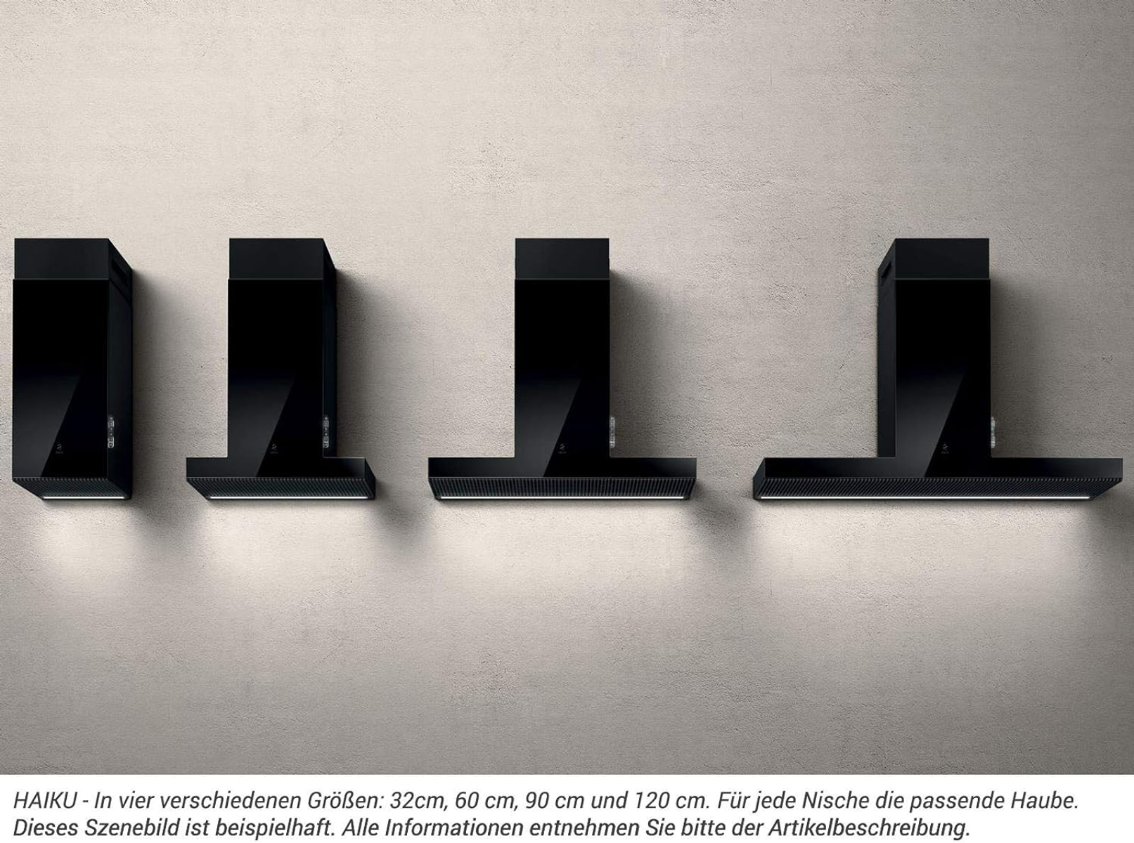 Quattro cappe nere di diverse dimensioni sono esposte contro un muro grigio chiaro. Ognuna ha un design rettangolare.
