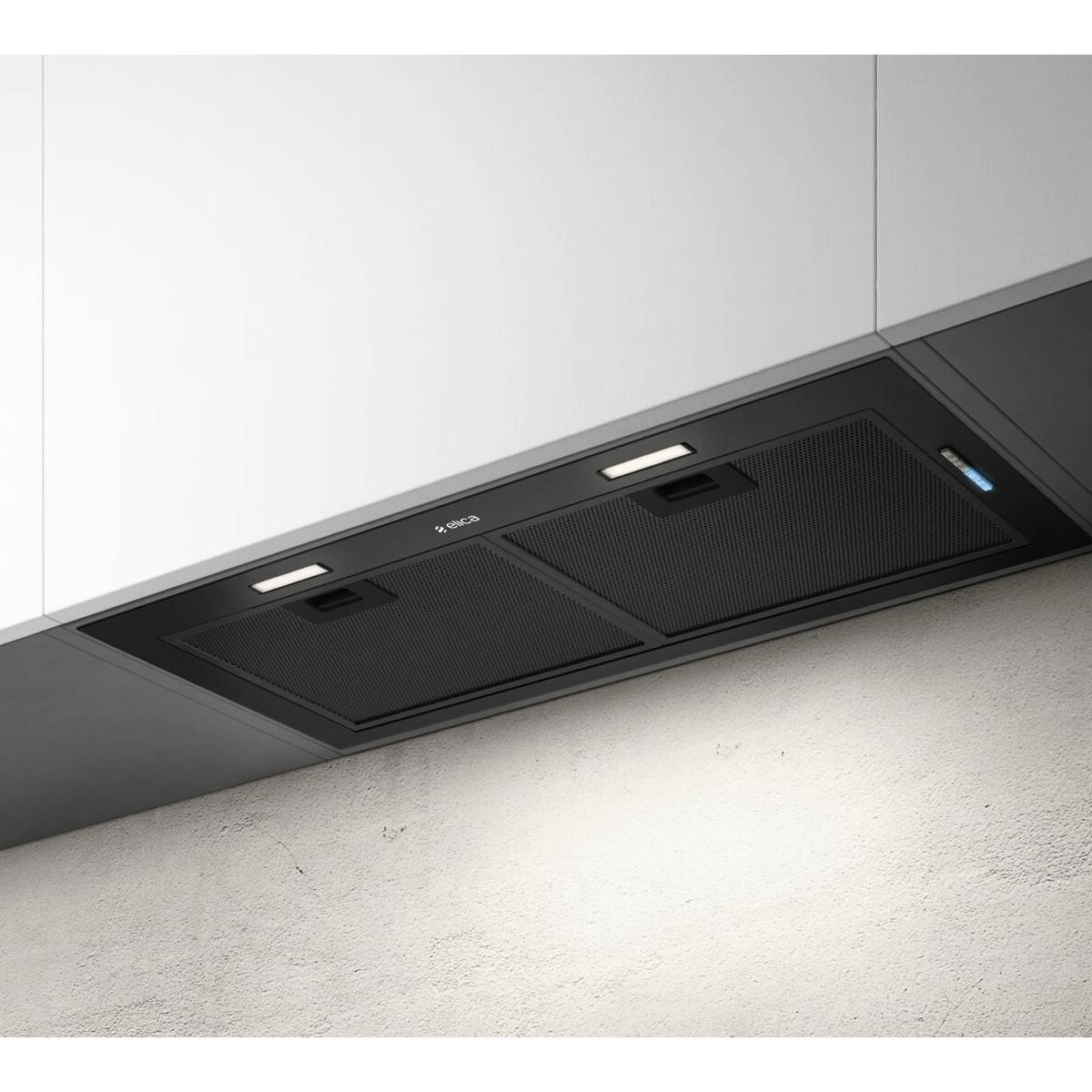 Nowoczesny, czarny okap kuchenny ze światłami zamontowany pod białymi szafkami. Okap posiada filtr siatkowy i markę Elica.