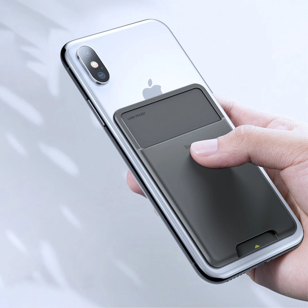 Ręka trzyma srebrnego iPhone'a z dołączoną szarą kieszenią na karty. Na kieszeni znajduje się napis 'Card Pocket'.