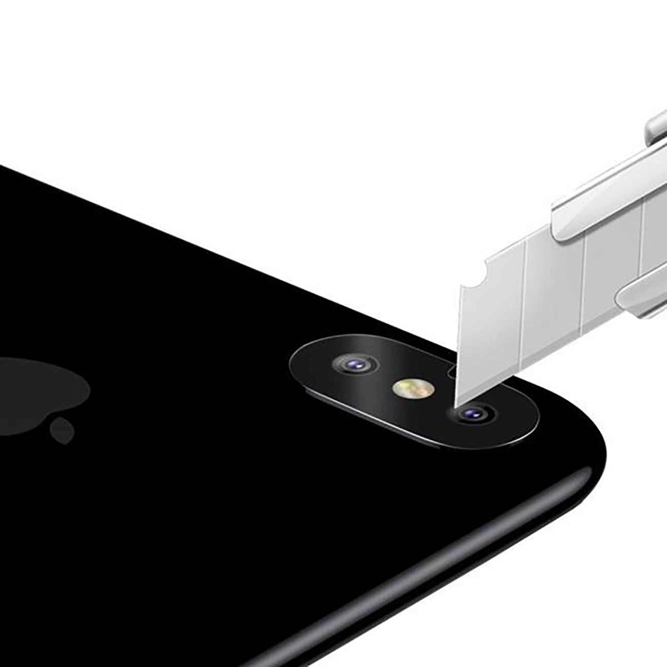 Czarny smartfon z podwójnymi obiektywami aparatu jest cięty srebrnym nożem do tapet, na białym tle.