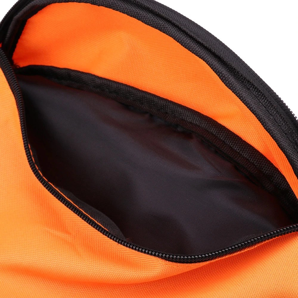Eine offene orangefarbene Tasche mit schwarzem Reißverschluss und schwarzem Innenraum wird gezeigt. Der Innenraum der Tasche ist sichtbar.