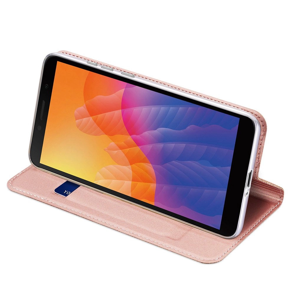 Uno smartphone in una custodia rosa è in mostra. Lo schermo ha uno sfondo astratto e colorato. La custodia è aperta.