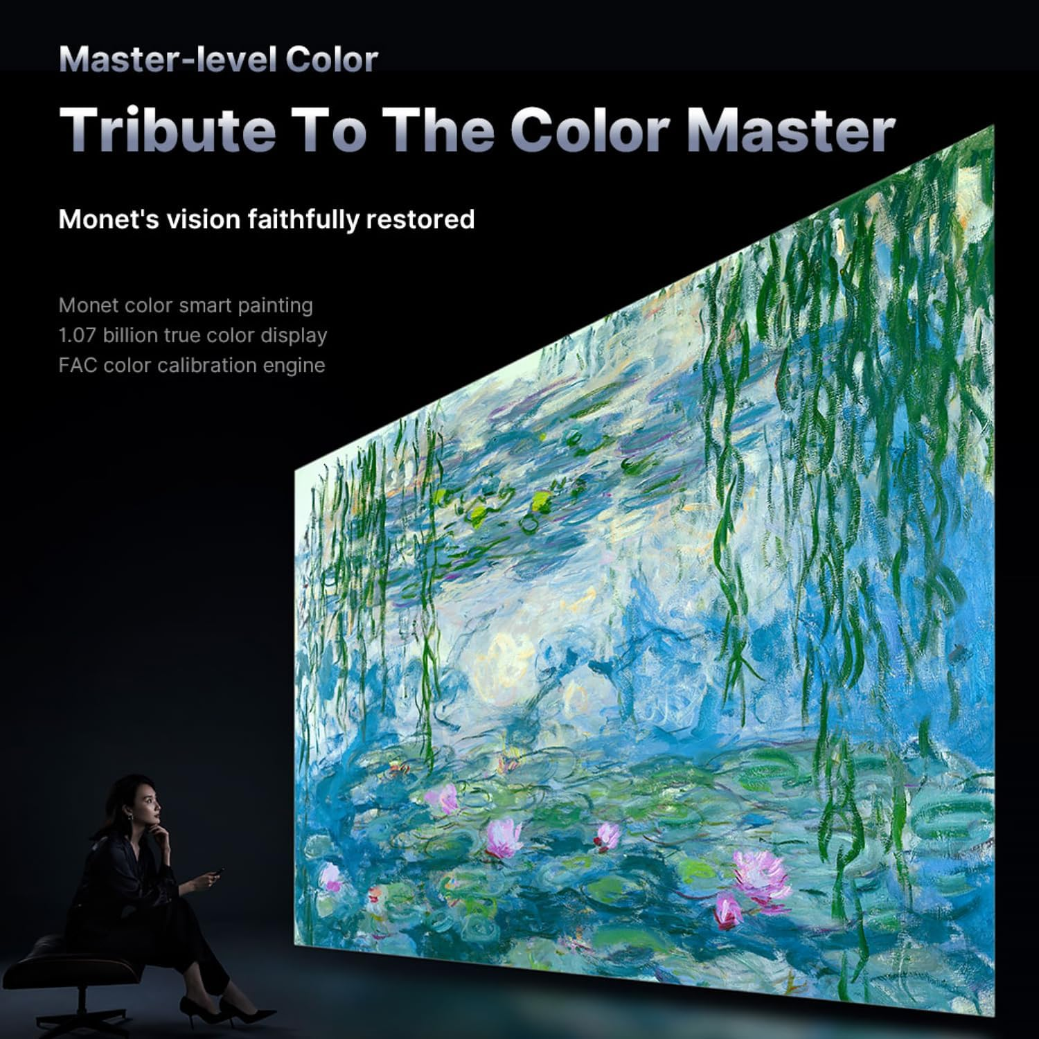 Eine Frau sitzt und betrachtet einen großen Bildschirm, der ein Monet-Gemälde mit Seerosen zeigt. Text: 'Tribute To The Color Master'.
