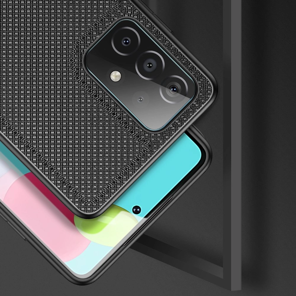 Nahaufnahme eines Telefons in einer schwarzen Hülle. Das Telefon hat eine Dreifach-Linsen-Kamera. Der Bildschirm zeigt pinke, blaue und schwarze Farben.