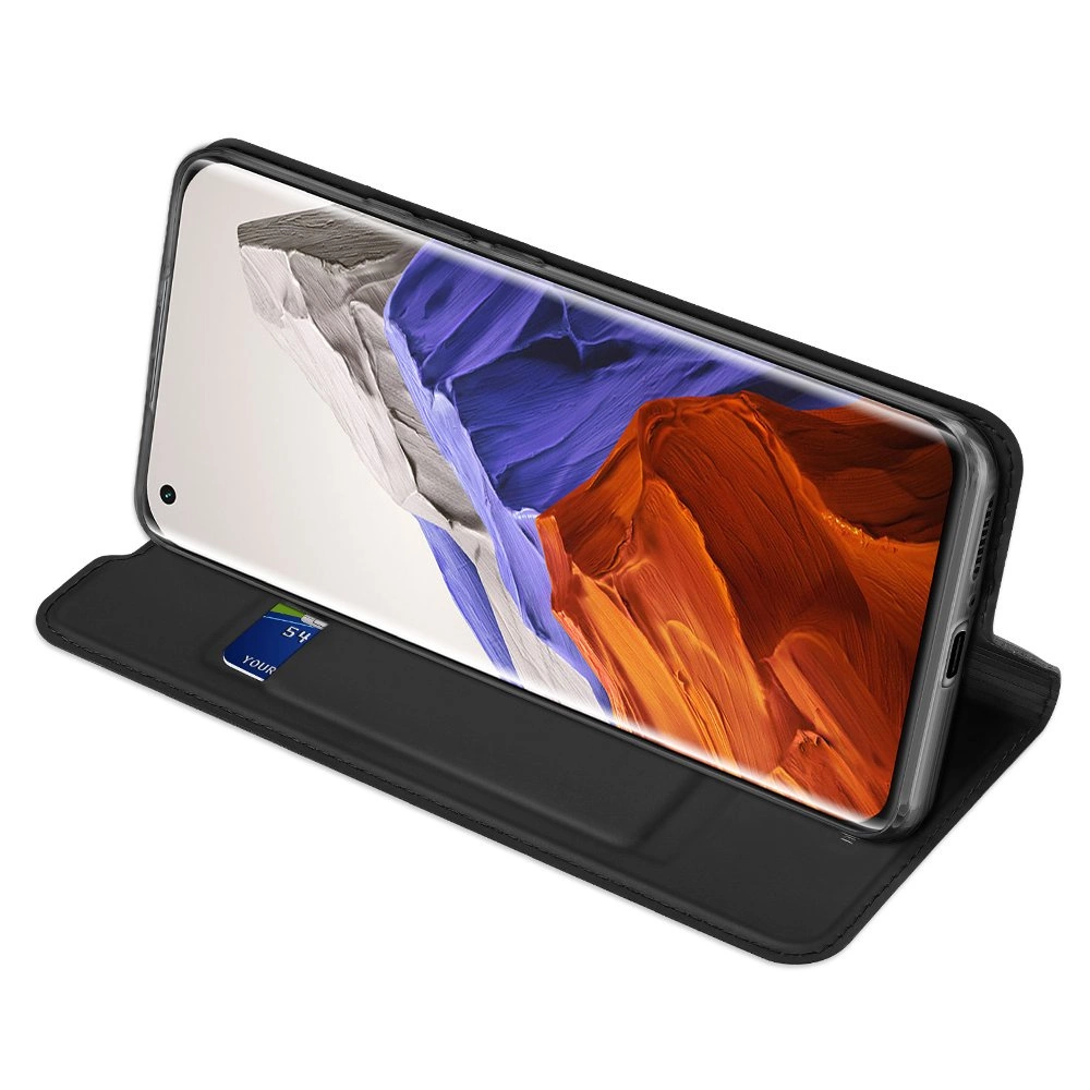 Uno smartphone in una custodia nera è aperto. Lo schermo mostra un'immagine astratta colorata. C'è una carta di credito nella custodia.