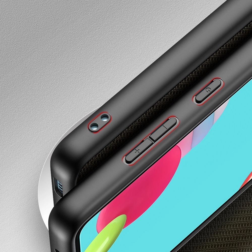 Primo piano di una custodia nera per telefono con pulsanti e uno schermo che mostra un'immagine colorata, è visibile uno stilo verde.