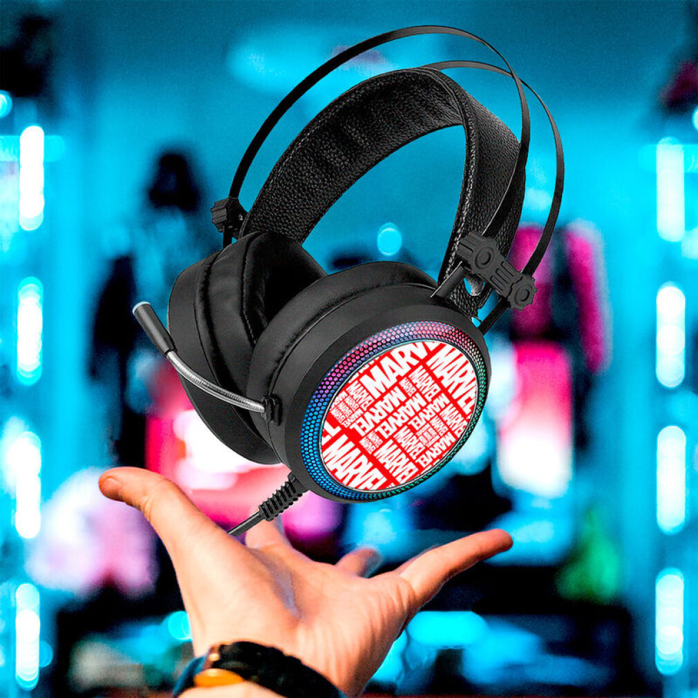Eine Hand hält ein schwarzes Marvel-Gaming-Headset. Das Headset hat ein Mikrofon und ein farbenfrohes Logo mit dem Wort 'MARVEL'. Der Hintergrund ist unscharf.