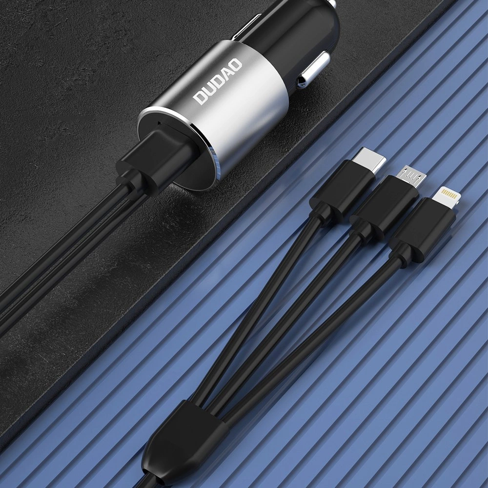 Ein Autoladegerät mit drei Ladekabeln. Das Ladegerät ist silber und schwarz, mit einem schwarzen Kabel. Kabel haben verschiedene Anschlüsse.
