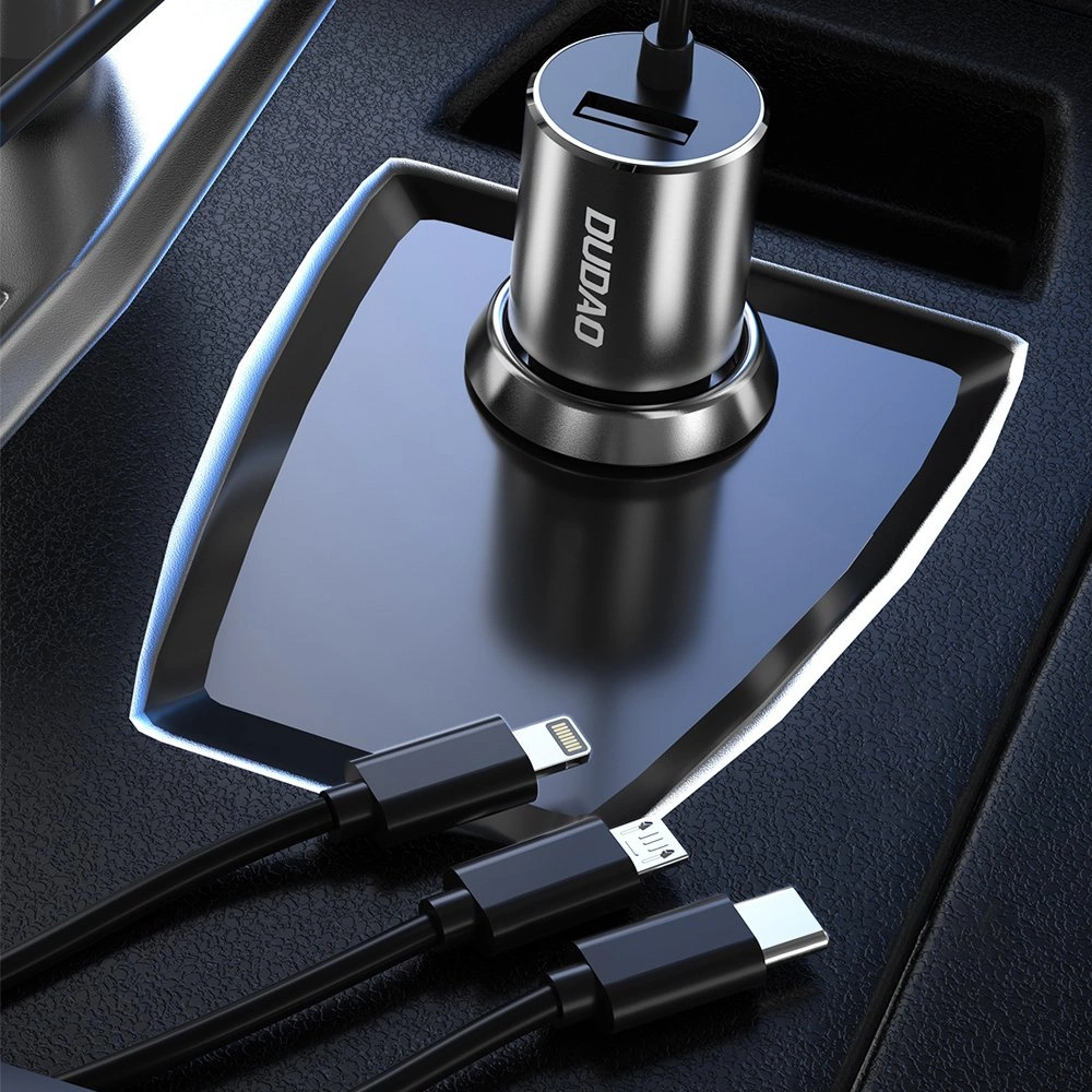 Ein Autoladegerät der Marke DUDUO. Drei schwarze Ladekabel sind angeschlossen. Ladegerät und Kabel befinden sich in einer Autokonsole.