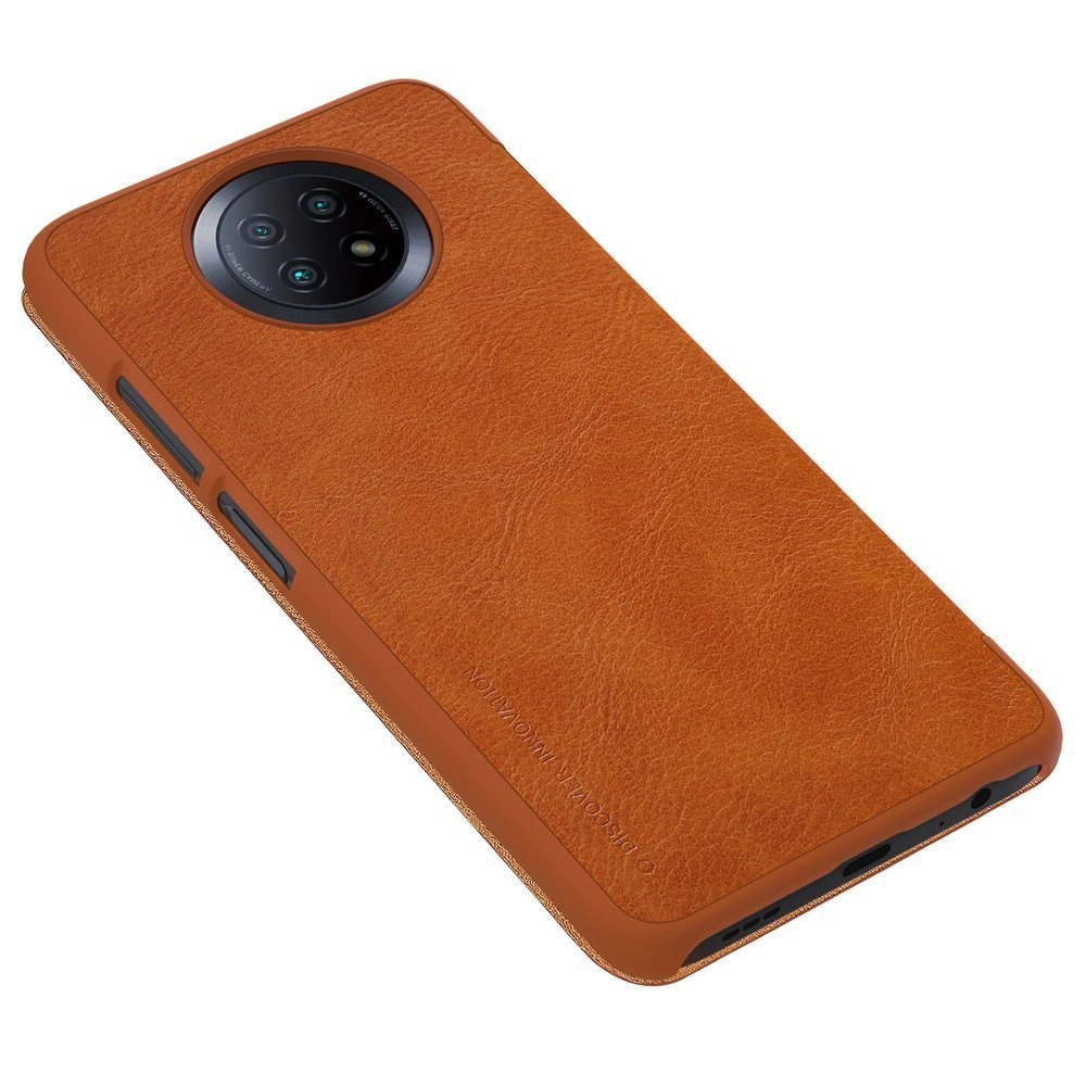 Una custodia per telefono in pelle marrone. Ha una sezione fotocamera rotonda con quattro lenti e una superficie strutturata. La custodia è angolata.