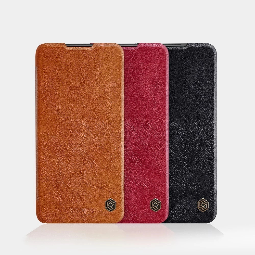 Tre custodie per telefono in pelle: marrone chiaro, rosso e nero. Ognuna ha un logo in basso e un ritaglio in alto.