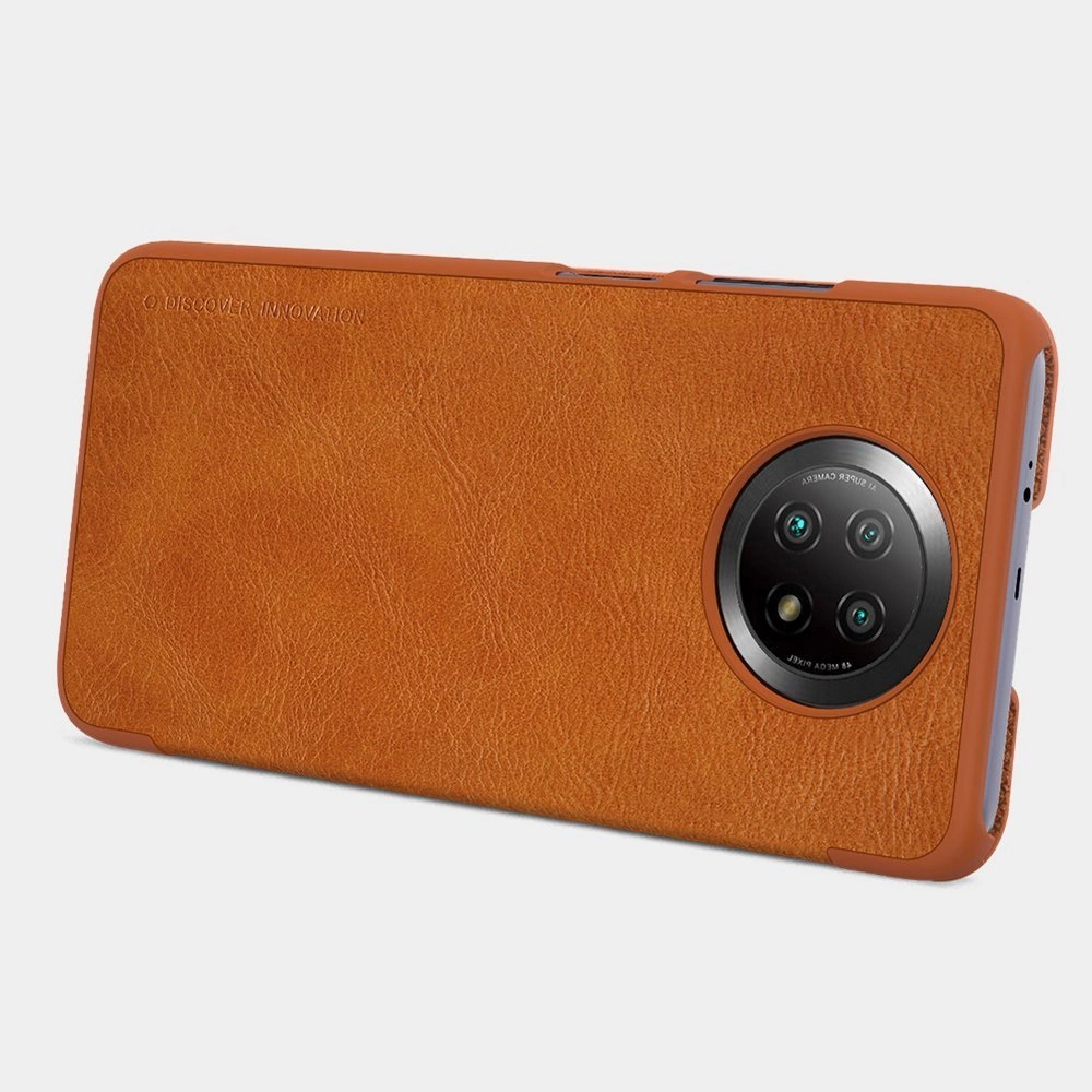 Una custodia per telefono in pelle marrone con un modulo fotocamera circolare. La custodia ha una superficie strutturata e la scritta 'DISCOVER INNOVATION'.