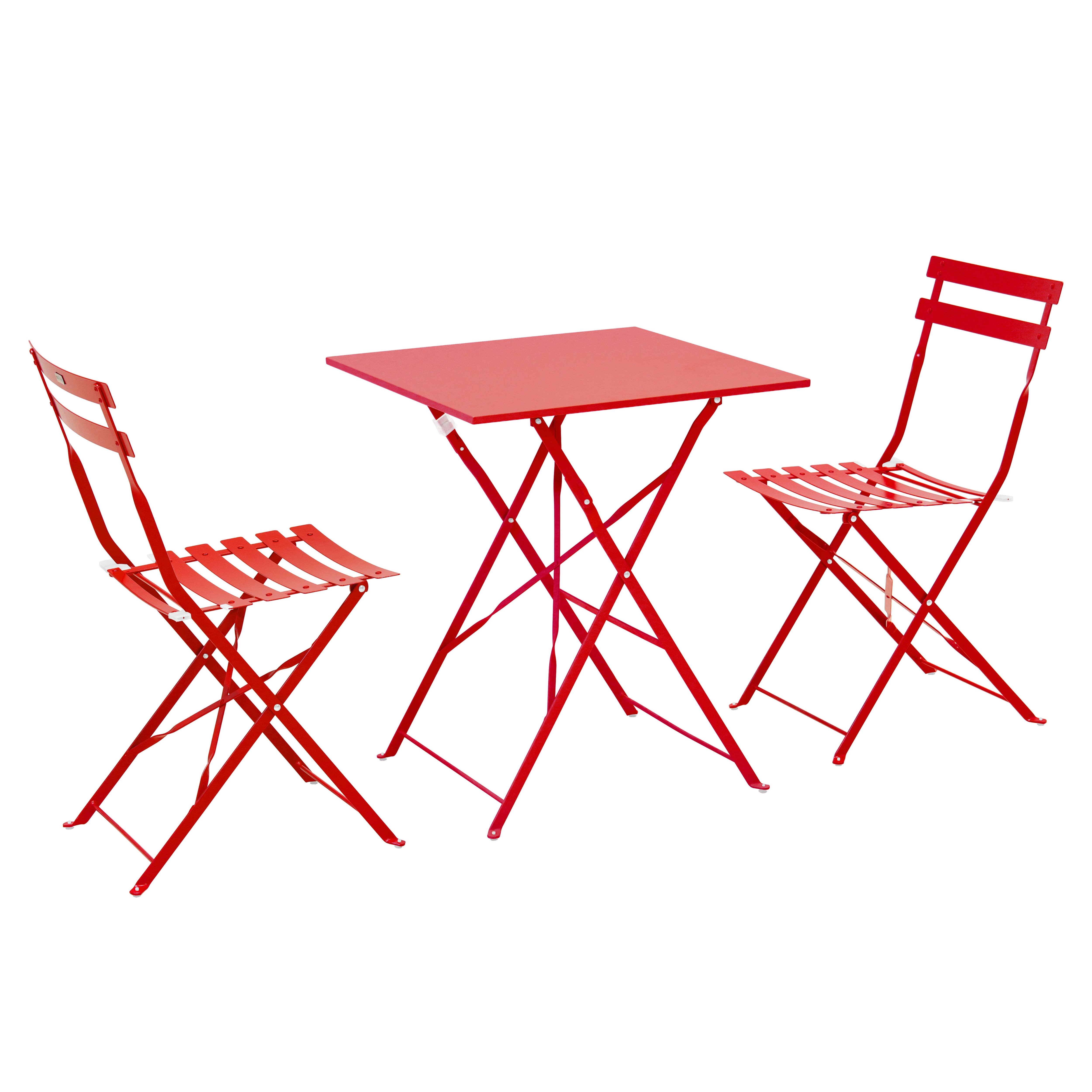 Roter Metalltisch und zwei Stühle auf weißem Hintergrund. Tisch ist quadratisch, Stühle sind klappbar.