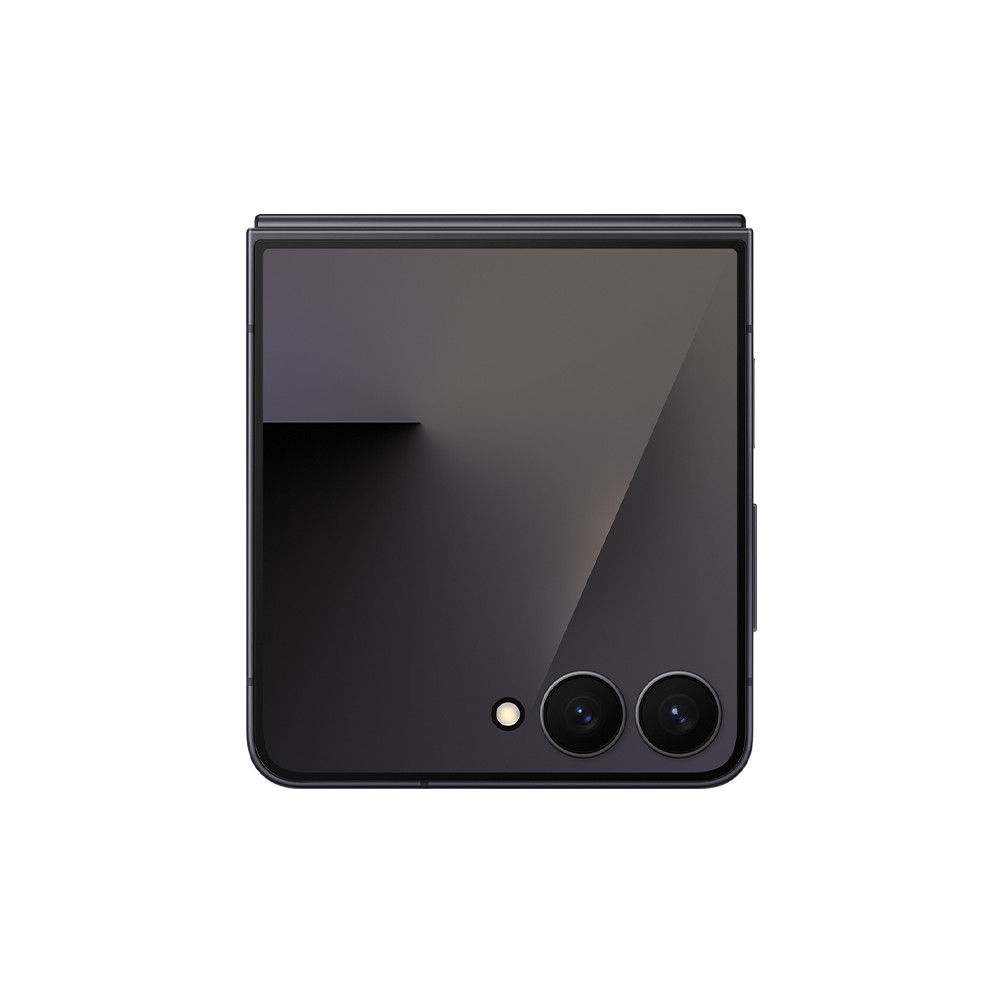 Primo piano di uno smartphone grigio scuro piegato. Ha due obiettivi della fotocamera e un flash. Lo sfondo è bianco.