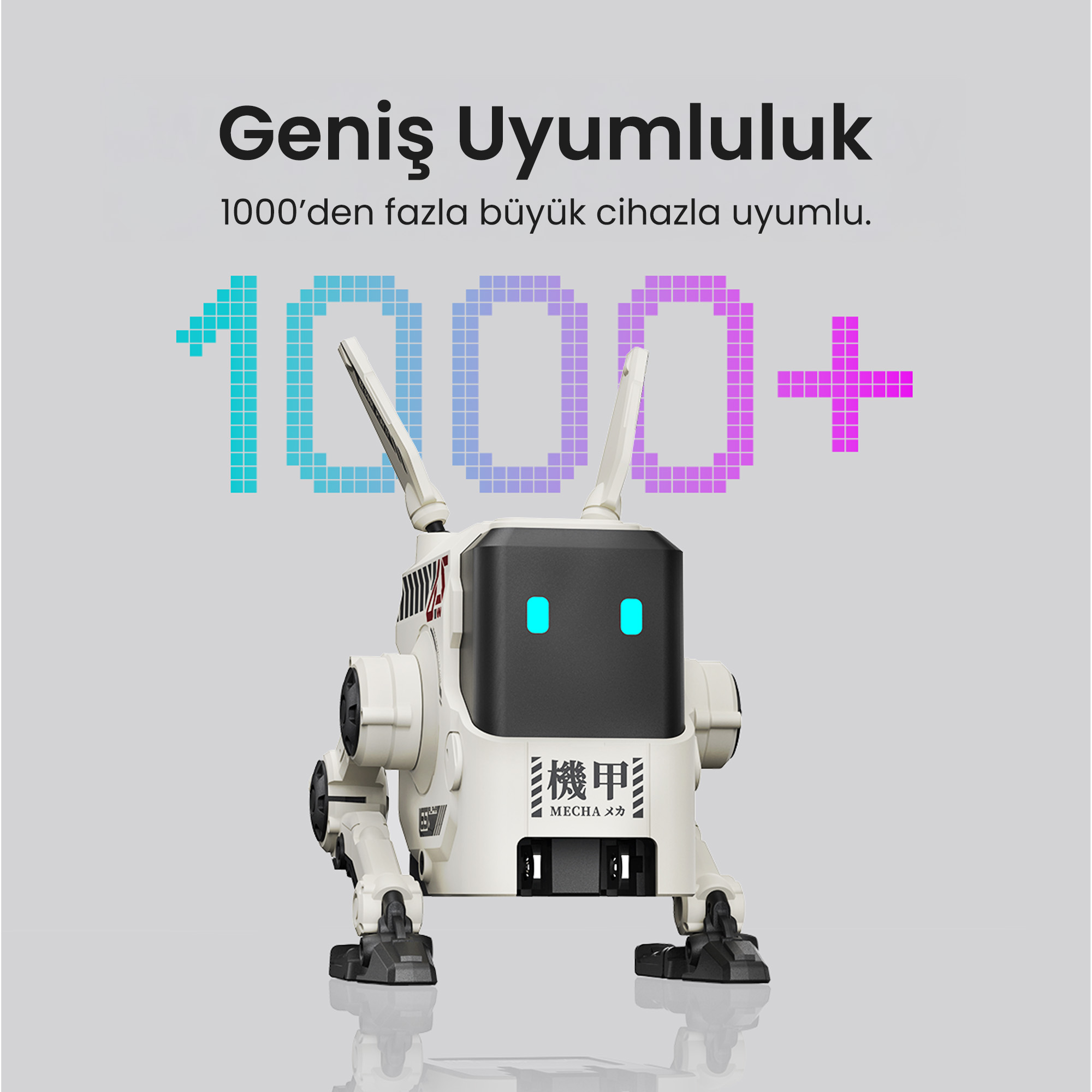 Biały robot z niebieskimi oczami, antenami i liczbą 1000+ w pikselowanych czcionkach, na szarym tle.