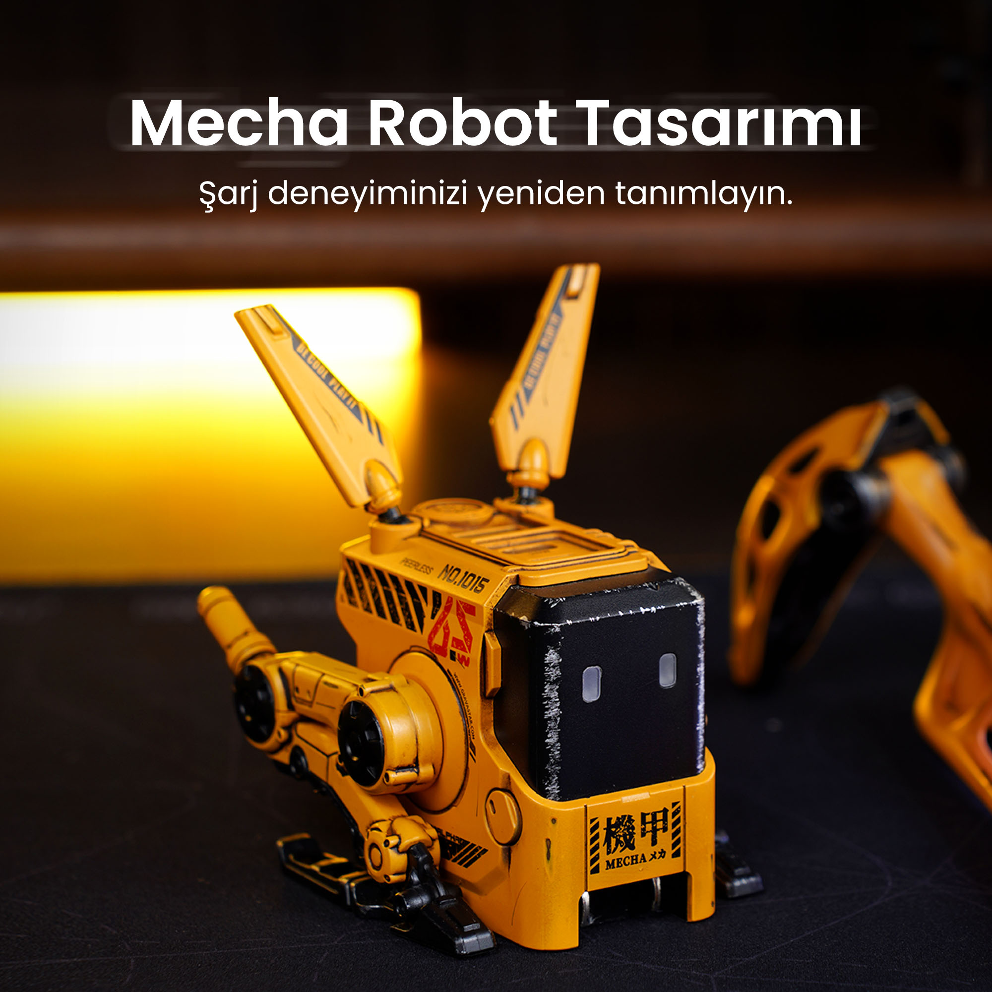 Sarı ve siyah bir mecha robot oyuncağı, üstünde metin olan siyah bir yüzeyde duruyor. Arka plan sarı.