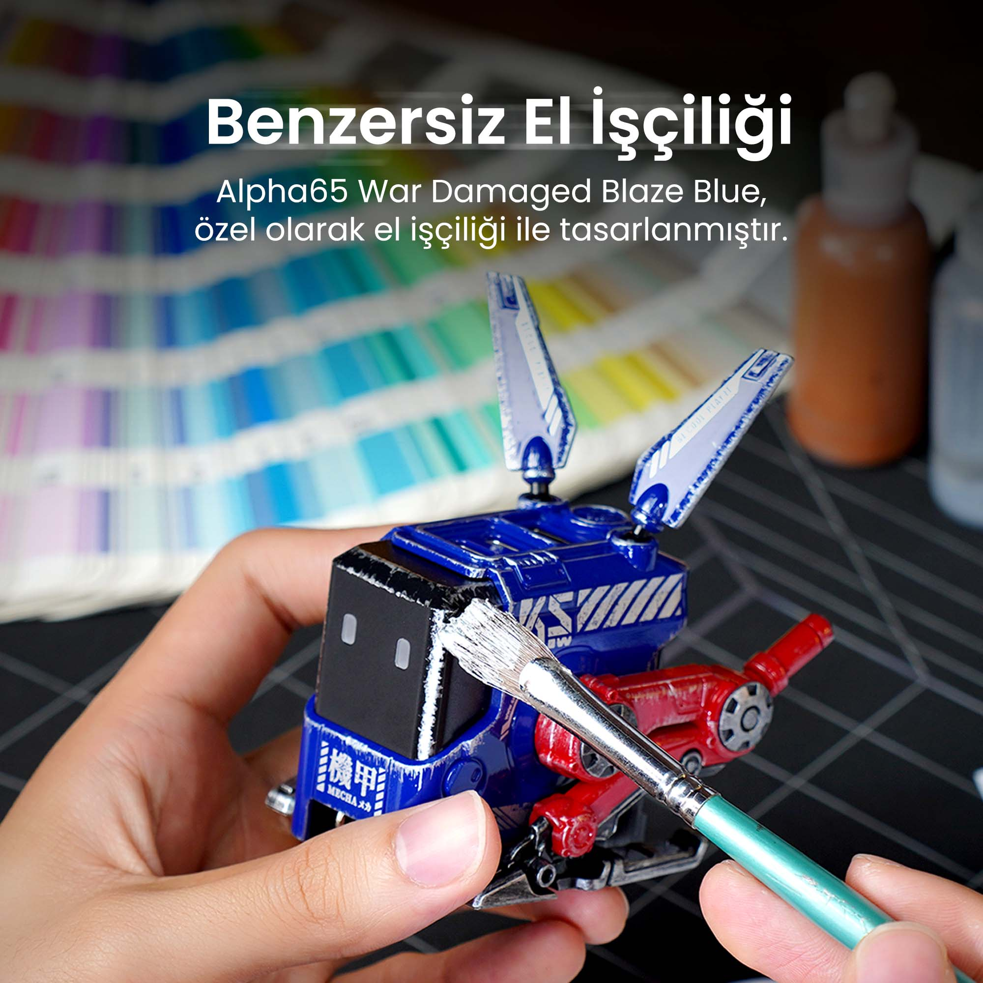 Ręka maluje niebiesko-czerwonego robota zabawkę pędzlem. Tło pokazuje próbki farb i butelki.