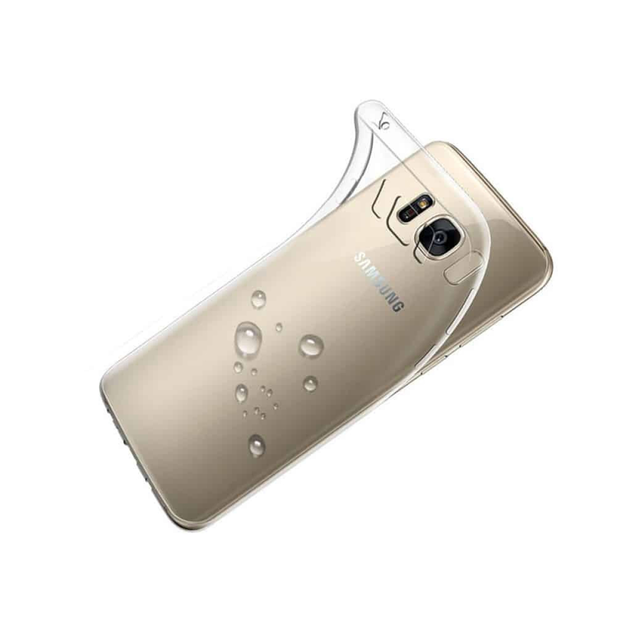 Ein goldenes Smartphone mit einer transparenten Schutzhülle. Wassertropfen sind auf dem Telefon. Das Samsung-Logo ist sichtbar.