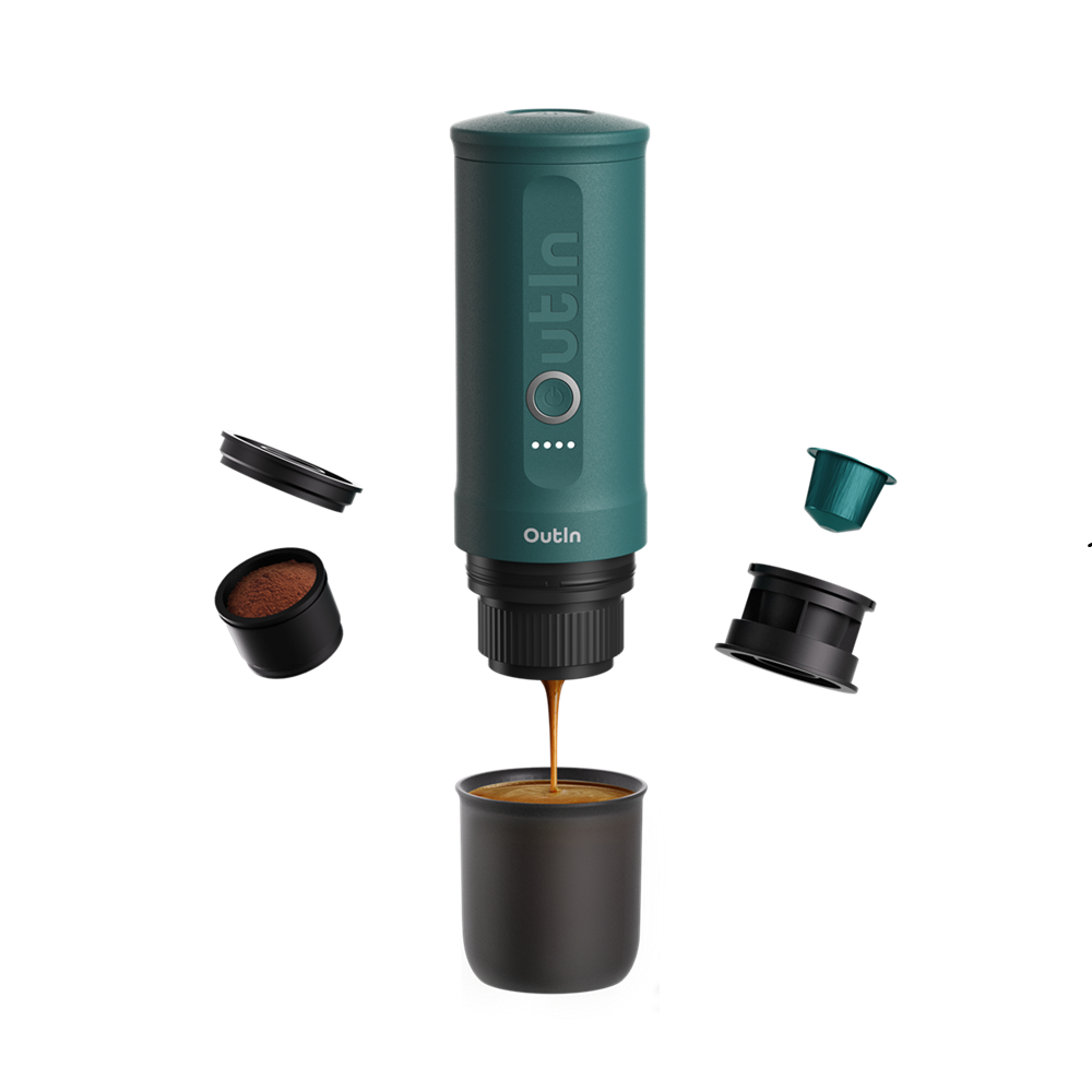 Turkusowy ekspres do kawy Outin dozujący espresso do czarnego kubka. Kapsułki i części do kawy unoszą się na czarnym tle.