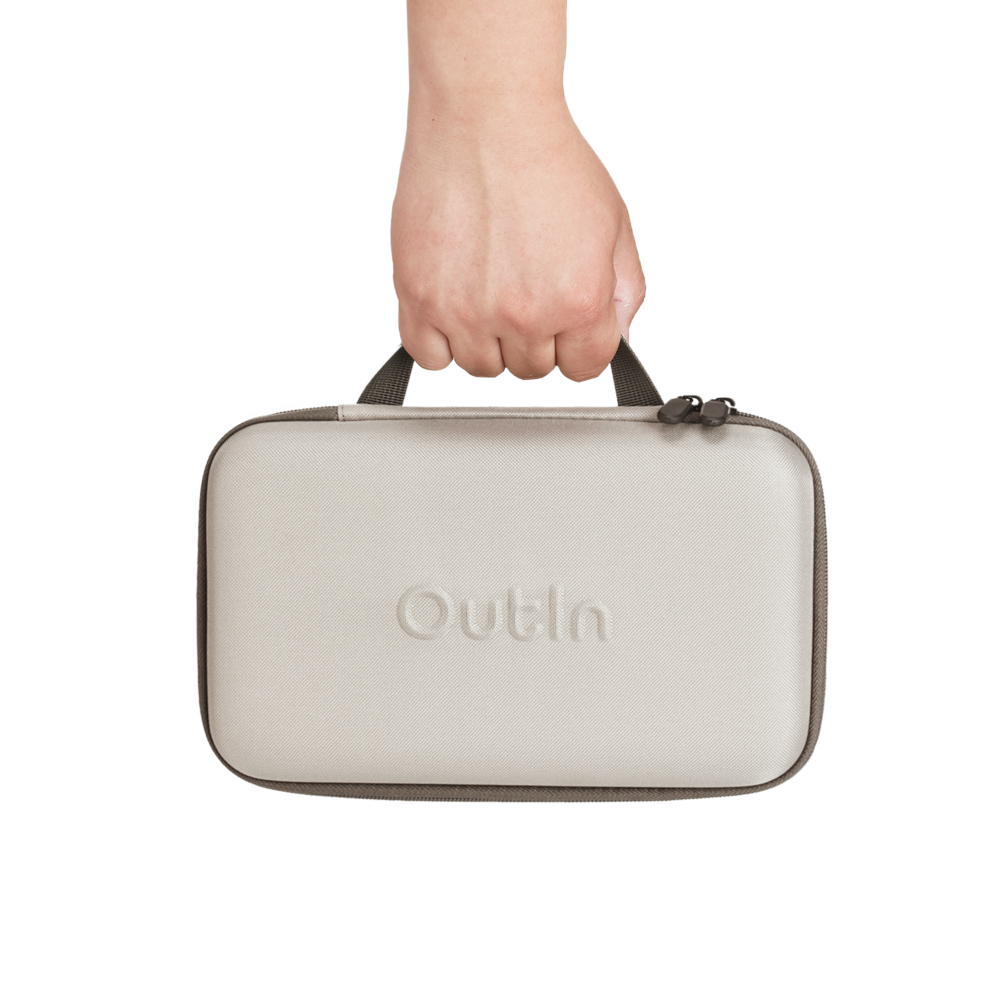 Een hand houdt een lichtgrijze koffer met de tekst 'Outin'. De koffer heeft een rits en een donkergrijze handgreep. De achtergrond is zwart.