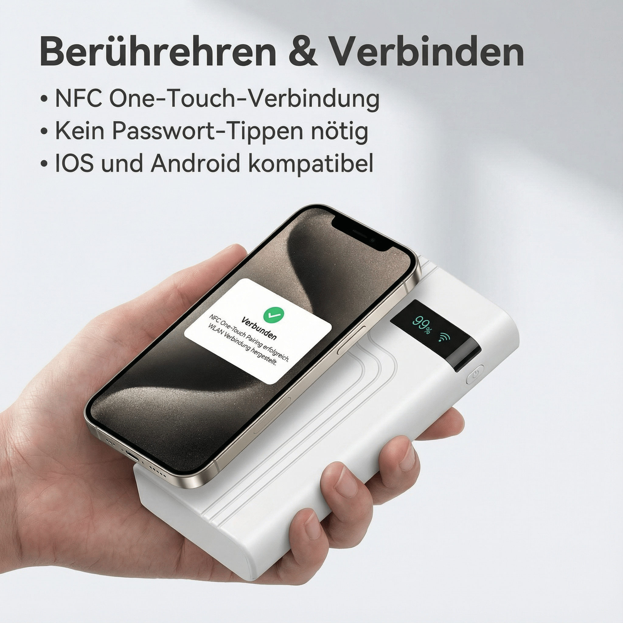 Eine Hand hält ein Telefon über einer weißen Powerbank. Das Telefon zeigt eine 'verbunden' Nachricht.