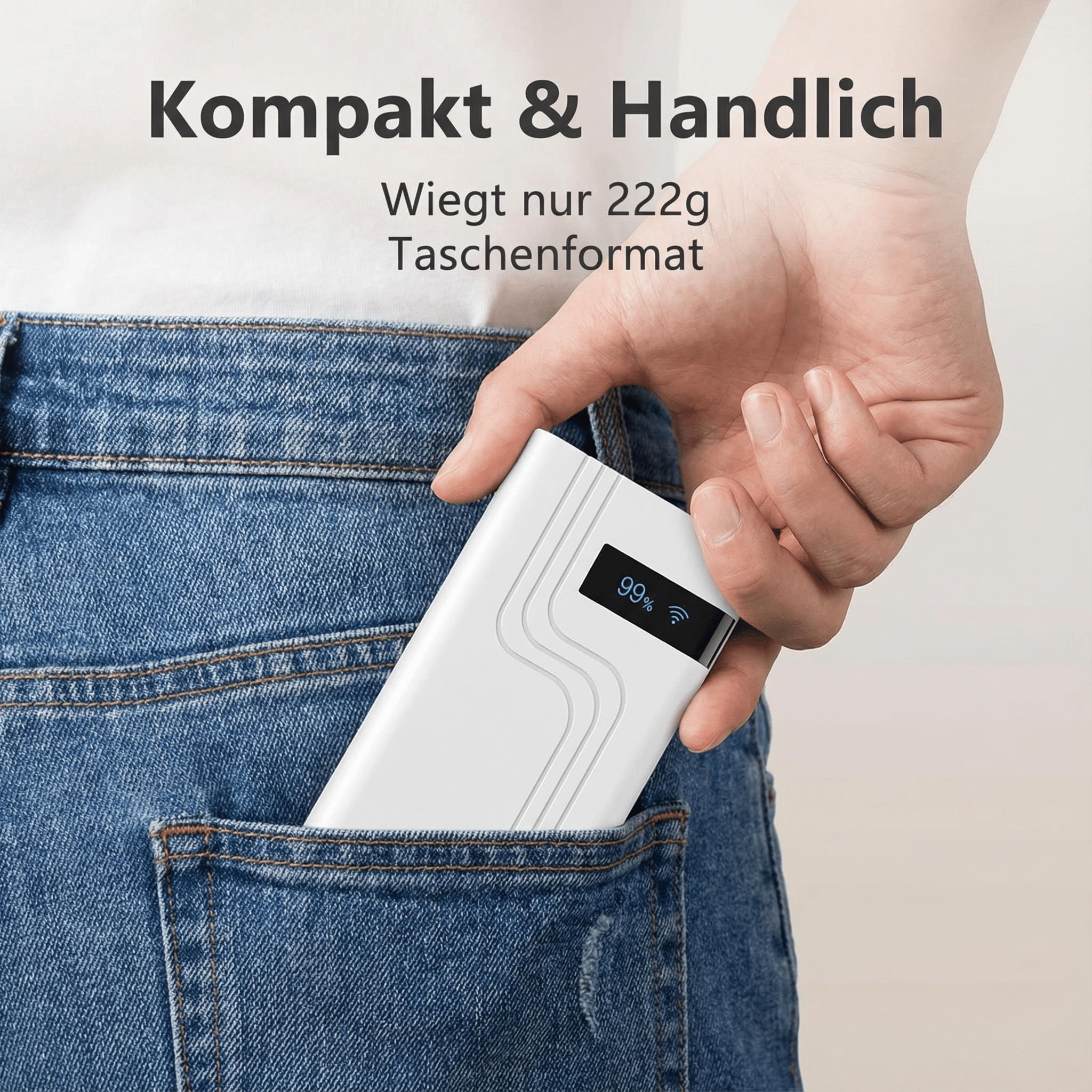 Eine Hand steckt eine weiße Powerbank in eine Jeanstasche. Die Powerbank zeigt 99 % Ladung an.