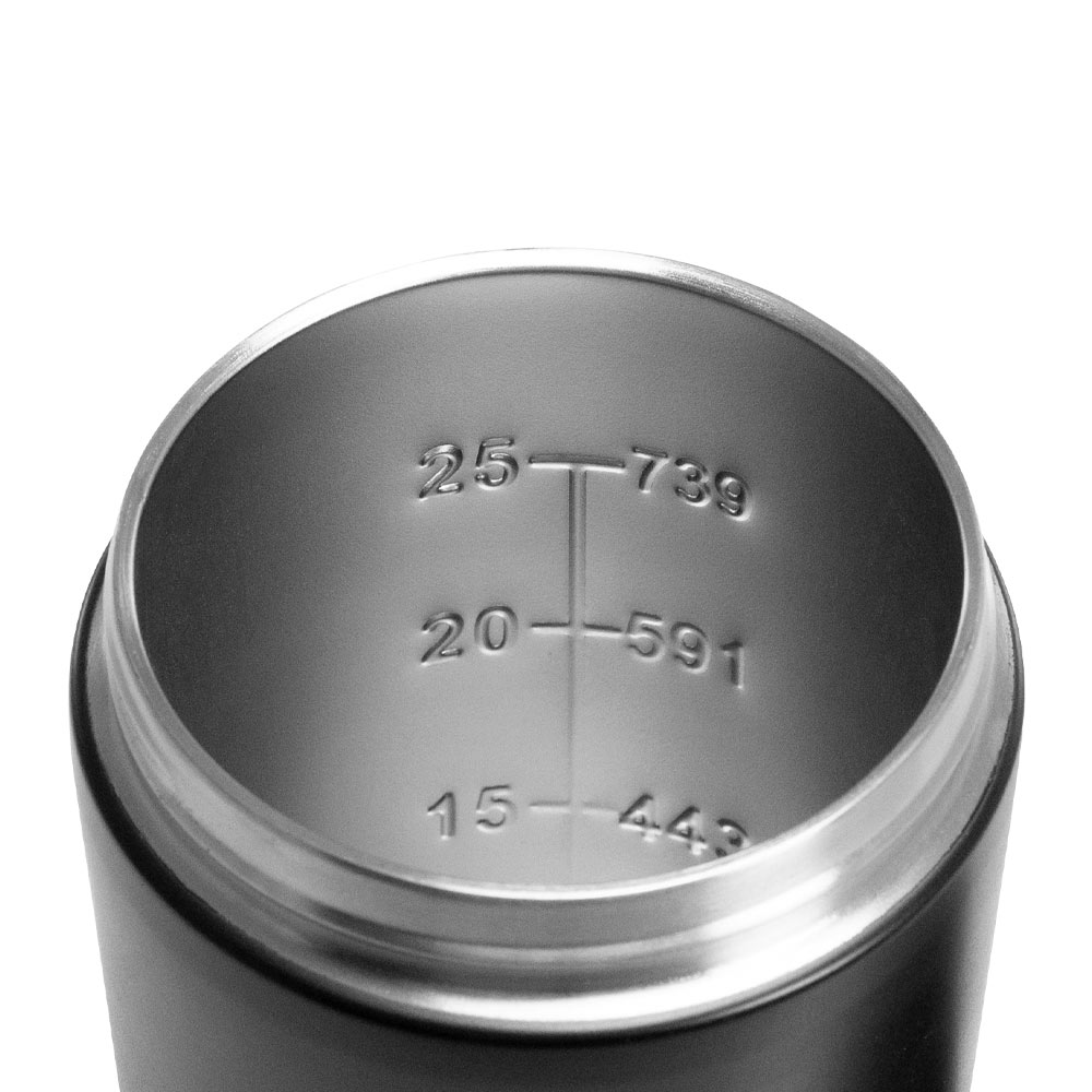 Nahaufnahme eines metallischen Zylinders. Oben sind die eingravierten Zahlen: 25-739, 20-591, 15-443 zu sehen. Der Zylinder ist unten schwarz.