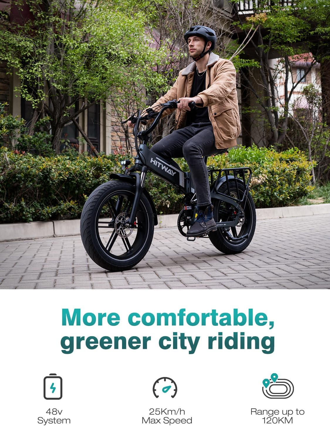 Un hombre monta una e-bike HITWAY negra en una carretera pavimentada. Lleva casco y chaqueta. Hay árboles al fondo. Texto: Más cómodo, conducción urbana más verde.
