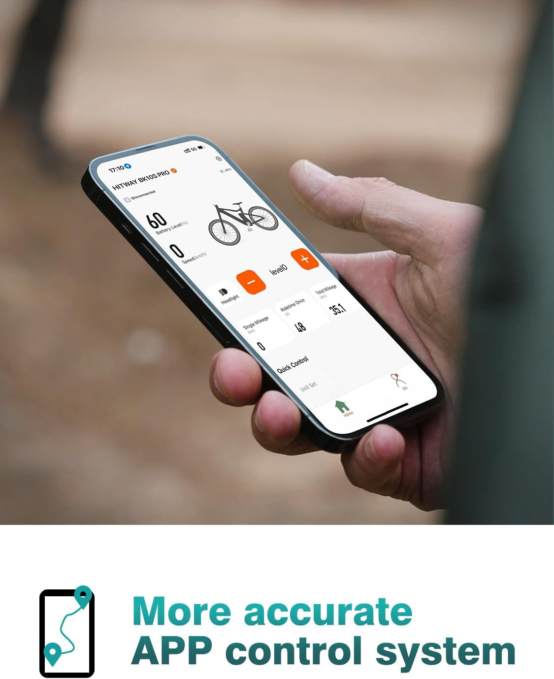 Una mano sostiene un teléfono que muestra la interfaz de una aplicación para bicicletas. La pantalla muestra datos de batería, velocidad y kilometraje.