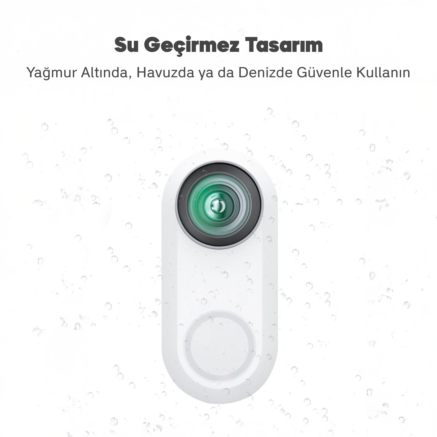 Beyaz su geçirmez cihaz, kamera lensi var. Arka planda su damlaları. Metin: Su Geçirmez Tasarım, yağmurda, havuzda, denizde kullanın.