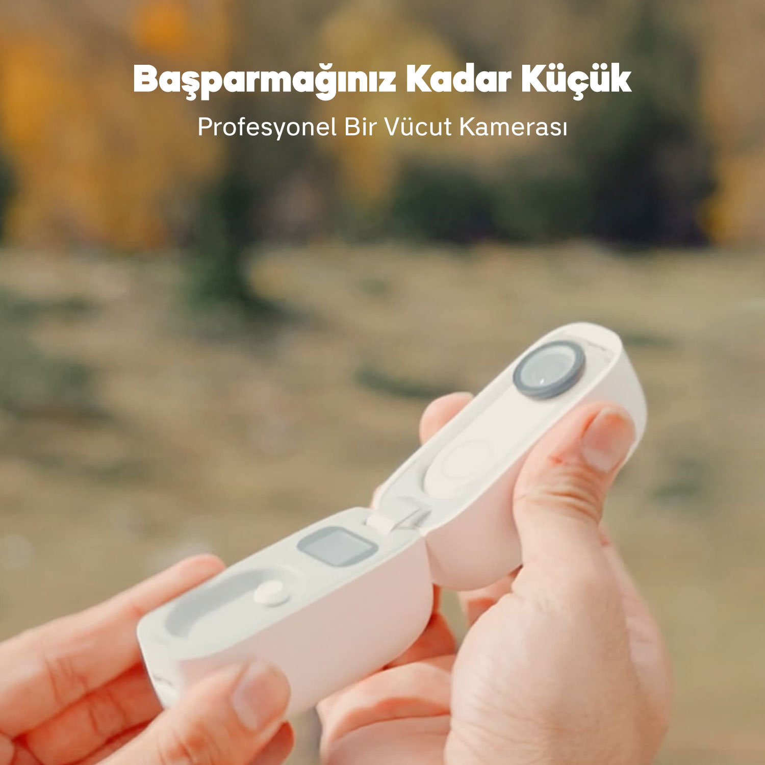 Bir kişi küçük beyaz bir vücut kamerası tutuyor. Metin şöyle diyor: Başparmağınız kadar küçük, profesyonel bir vücut kamerası.