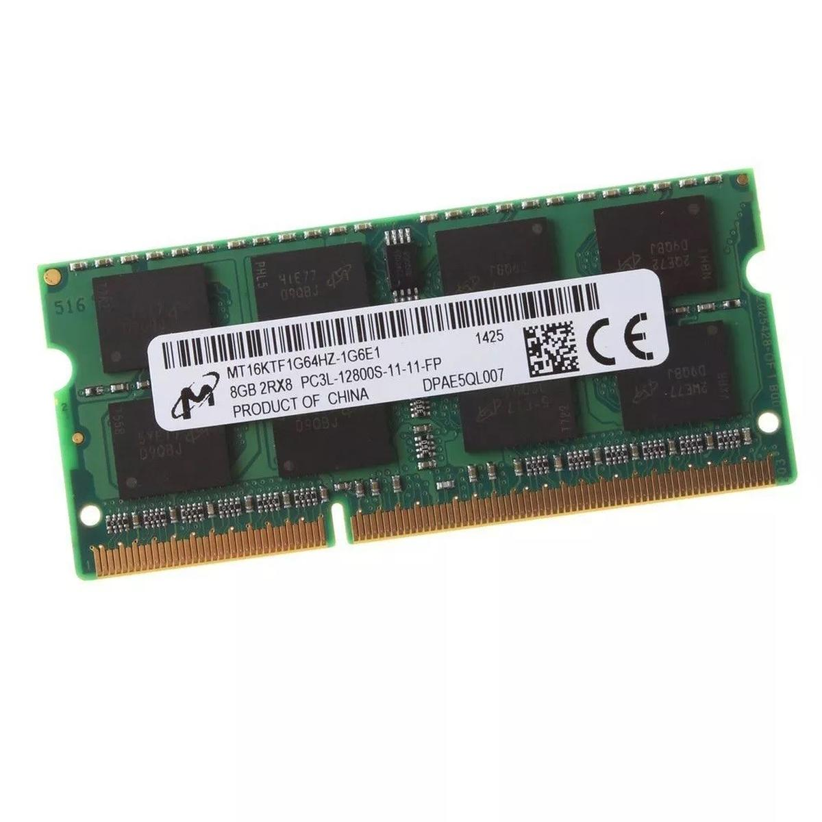 Un modulo RAM verde con chip neri ed etichetta bianca. L'etichetta ha testo, un codice QR e un marchio CE.