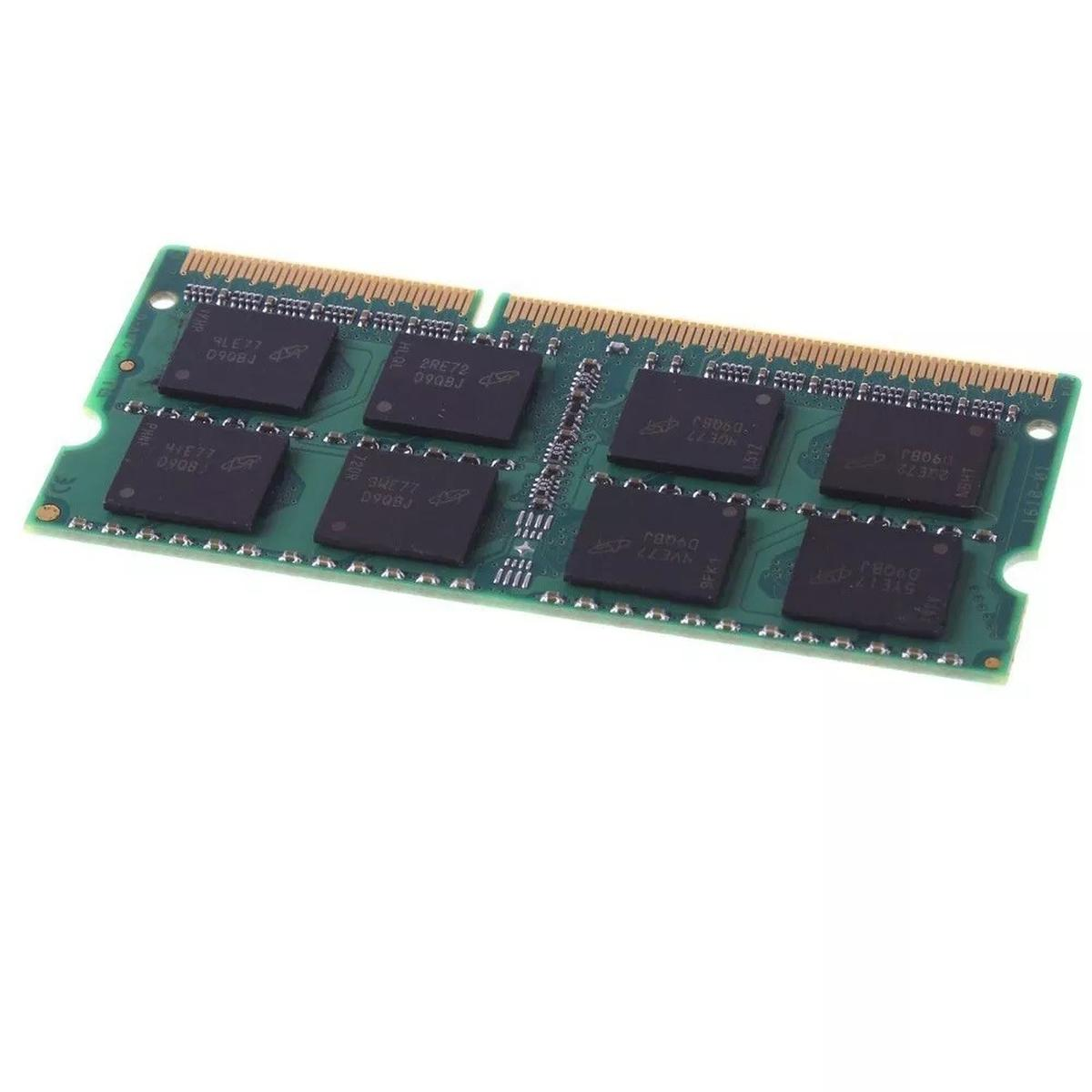 Un modulo RAM verde con chip neri e connettori dorati su sfondo bianco.