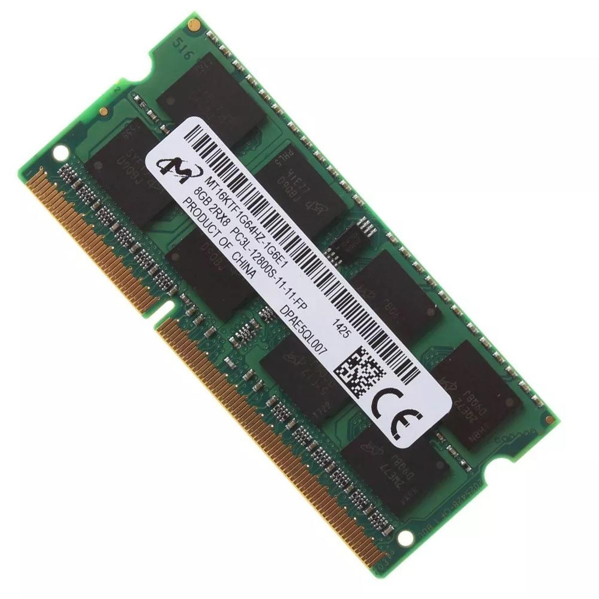 Un modulo RAM verde con chip neri ed un'etichetta. L'etichetta ha testo, un logo e un codice QR. Su sfondo bianco.