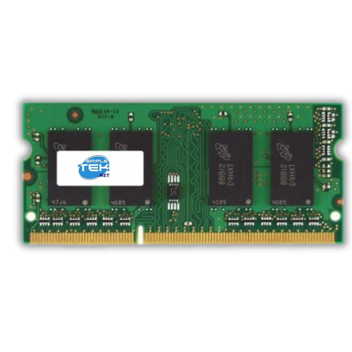 Un modulo RAM verde con chip neri e connettori dorati. È visibile un'etichetta bianca con 'SIMPLE TEK .NET'.