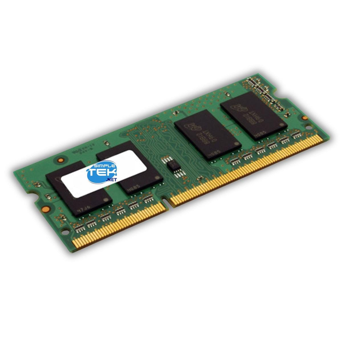 Un modulo RAM verde con connettori dorati. Ha chip neri ed etichette bianche. Lo sfondo è bianco.