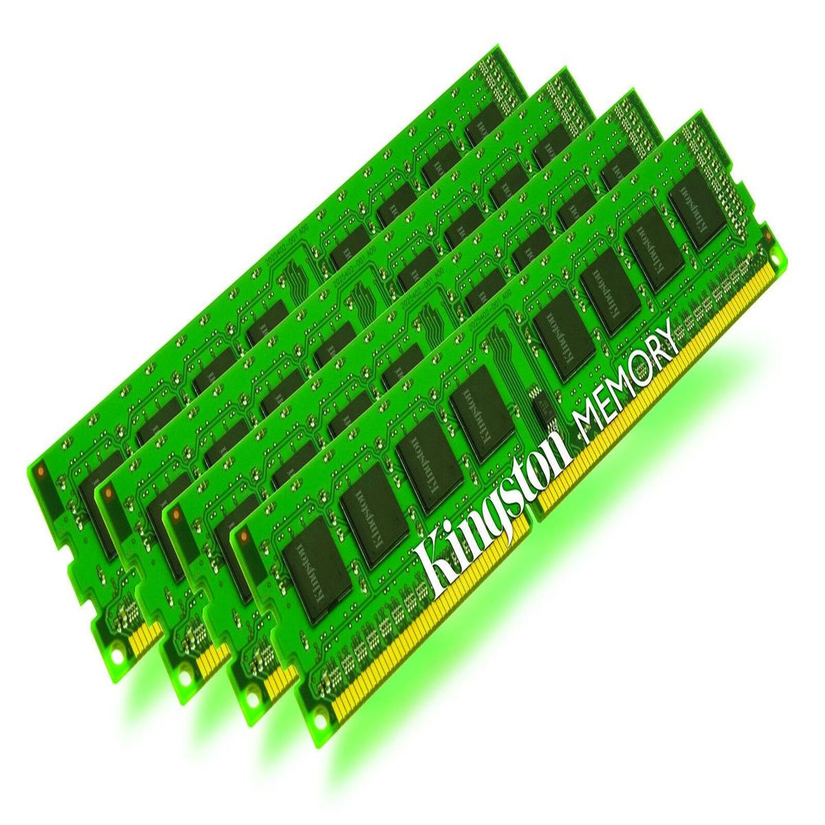 Cinque moduli RAM verdi Kingston sono disposti diagonalmente. Ognuno ha chip neri e il logo Kingston Memory, su sfondo bianco.