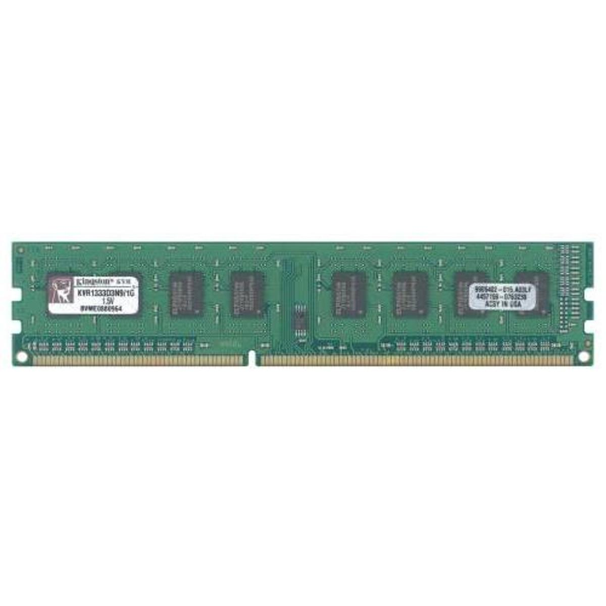 Un modulo RAM verde con chip neri ed etichette bianche. Il modulo è su sfondo bianco. Il logo Kingston è visibile.