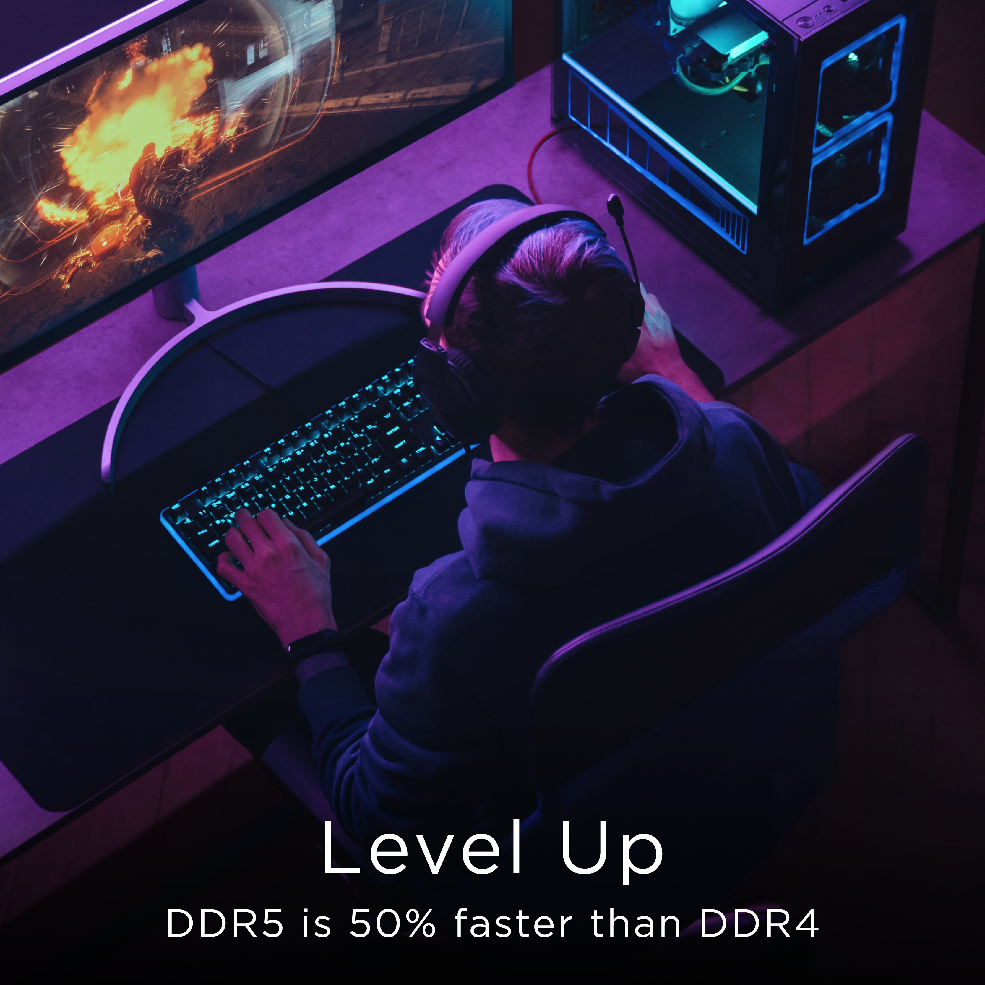 Una persona gioca con luci al neon. Un monitor mostra un'esplosione. Testo: "Level Up, DDR5 è più veloce del 50%".