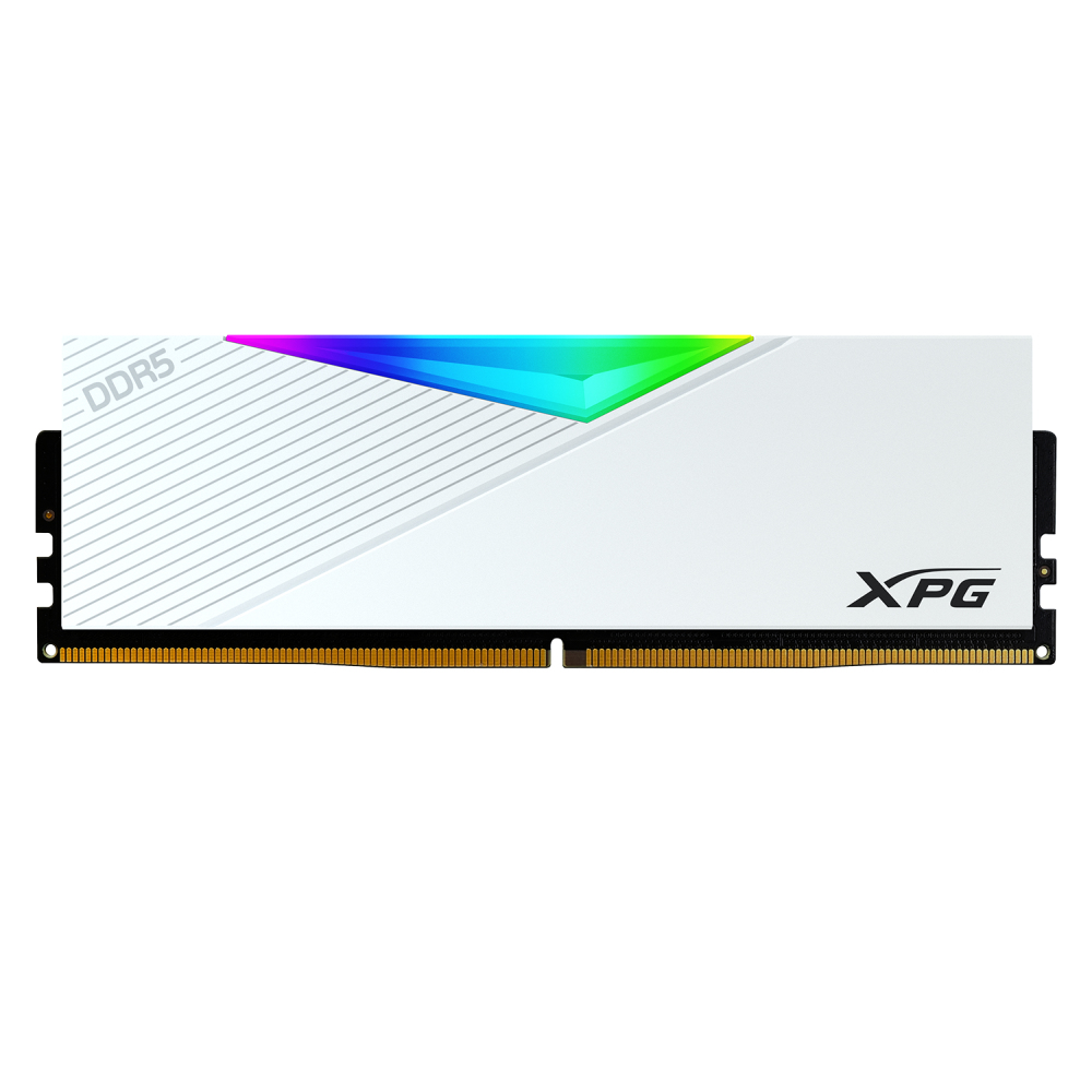 Un modulo RAM DDR5 XPG bianco con una barra luminosa colorata. Il modulo ha un bordo inferiore dorato e un bordo superiore nero.