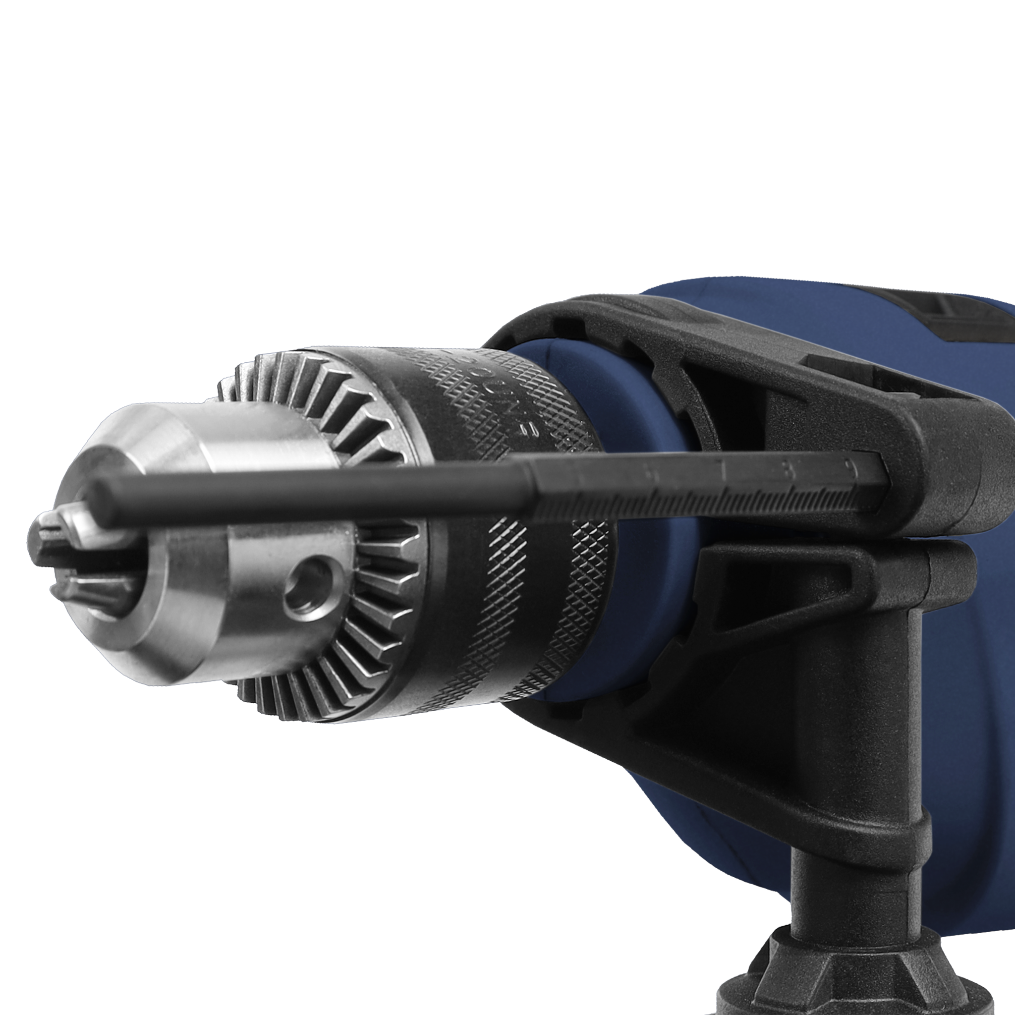 Zbliżenie wiertarki. Wiertarka jest czarna i niebieska. Uchwyt wiertarski jest srebrny. Tło jest białe.