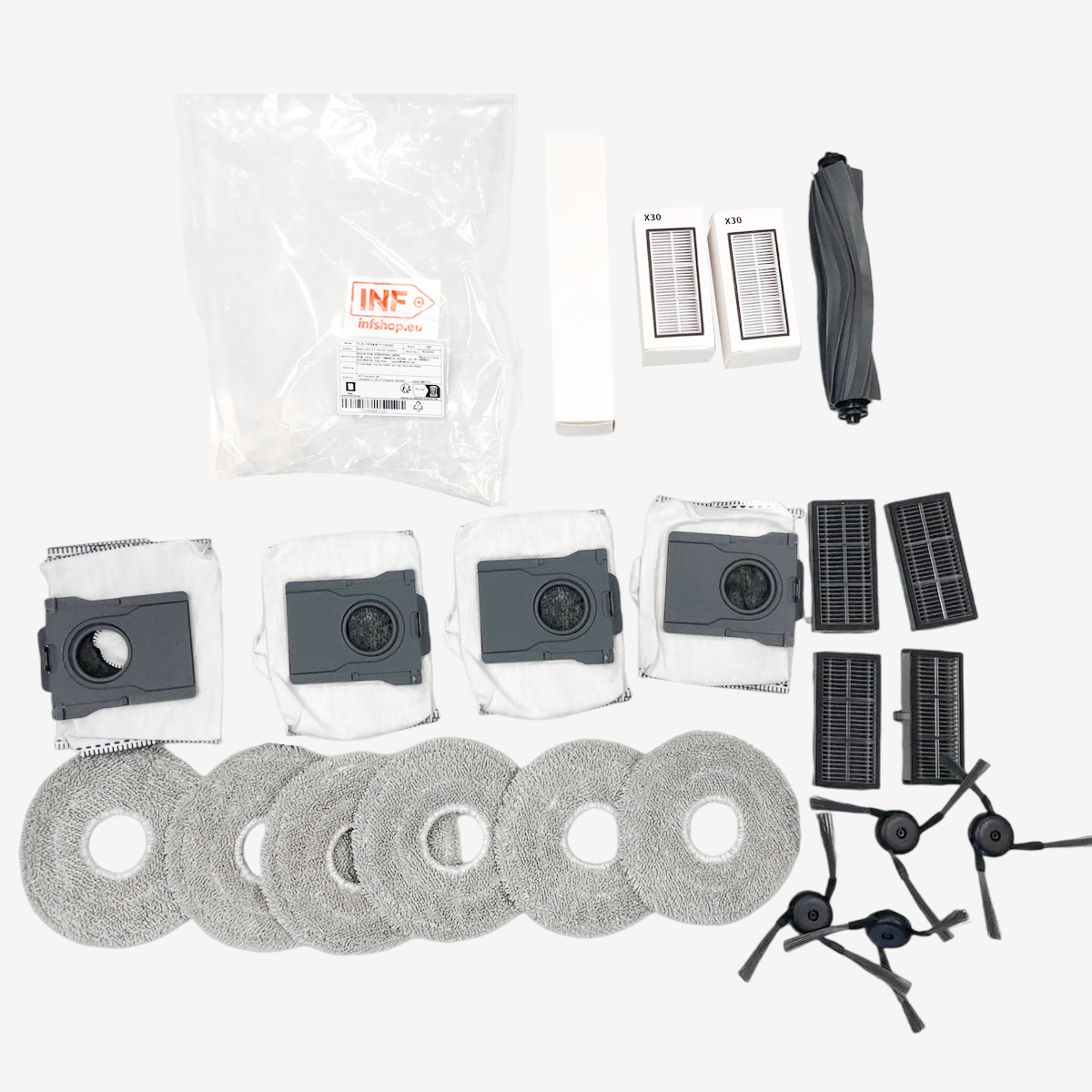 Różne akcesoria do odkurzaczy, w tym filtry, szczotki, pady czyszczące i szczotka rolkowa, są ułożone na białej powierzchni.