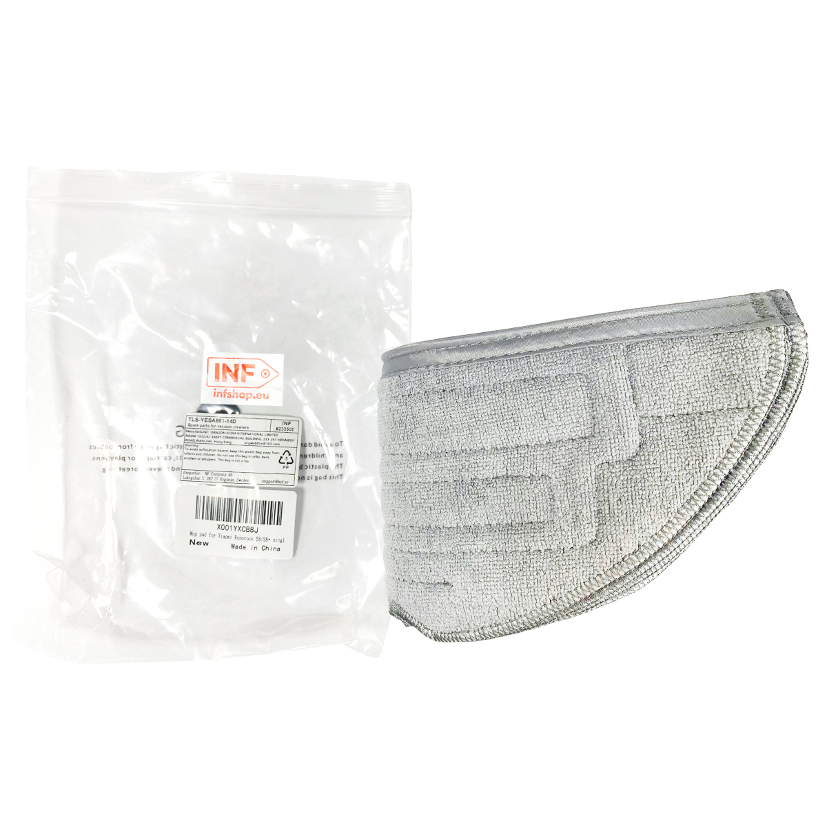 Nowa nakładka do mopa i przezroczysta plastikowa torba z etykietą leżą na białej powierzchni. Nakładka do mopa jest szara i trójkątna.
