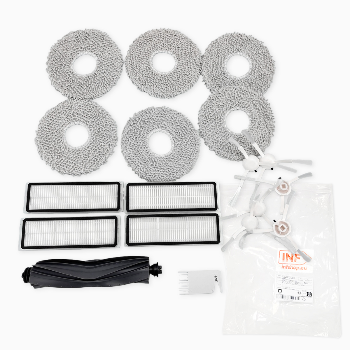 Zestaw akcesoriów do robota sprzątającego. Zawiera sześć szarych nakładek do mopowania, filtry, szczotki i szczotkę rolkową, na białym tle.