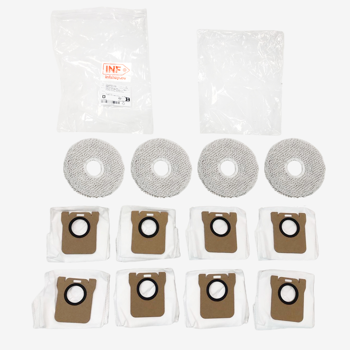 Un kit di accessori per aspirapolvere: sacchi, tamponi per la pulizia e sacchetti di plastica su sfondo bianco.