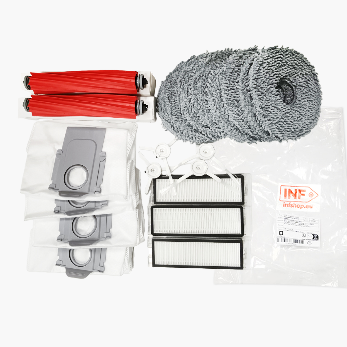 Akcesoria do robota sprzątającego: czerwone szczotki, szare mopy, białe filtry, worki na kurz i plastikowa torba z etykietą.