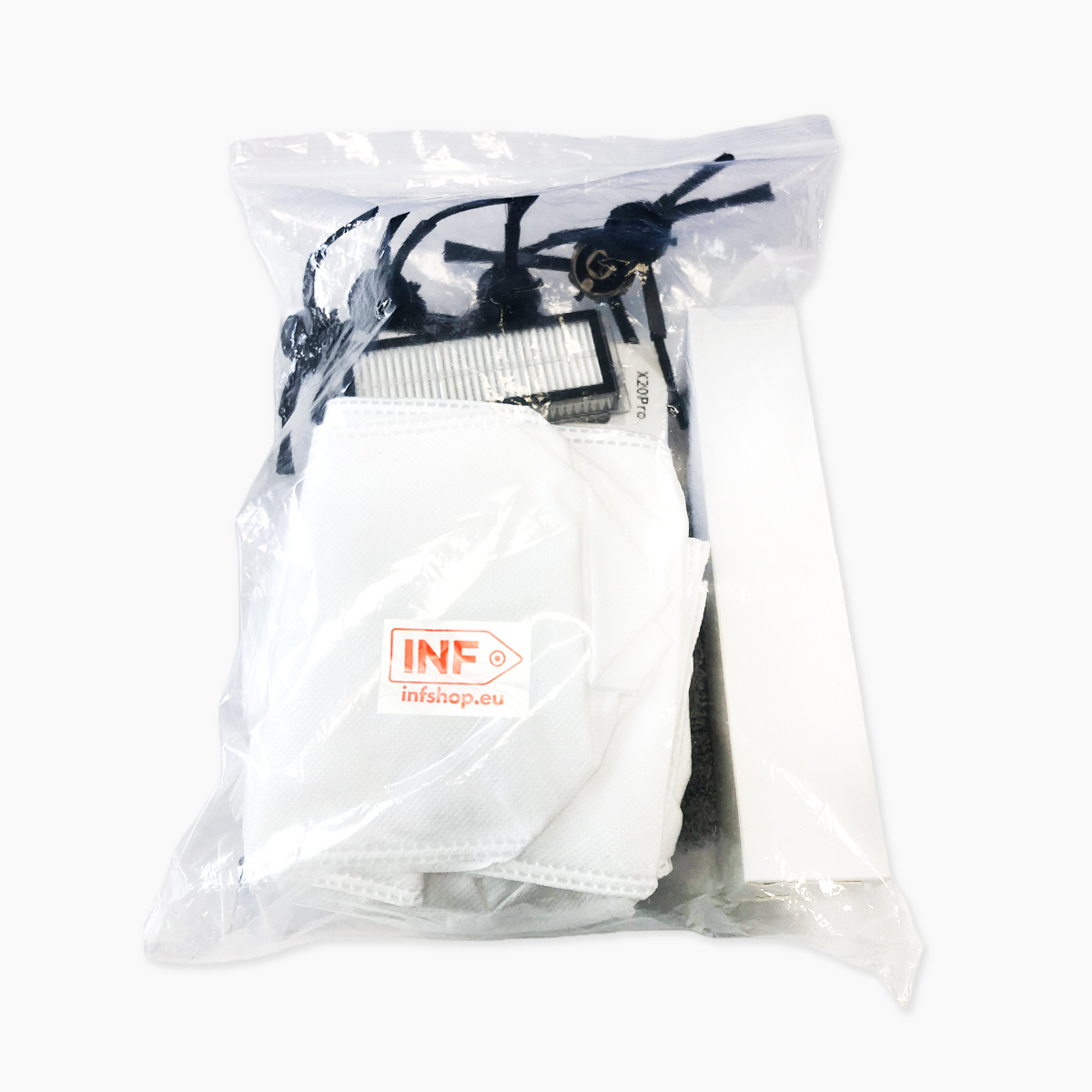 Przezroczysta plastikowa torba zawiera białe maski, filtry i czarne sznurki. Widoczna jest również biała prostokątna karta. Torba ma etykietę.