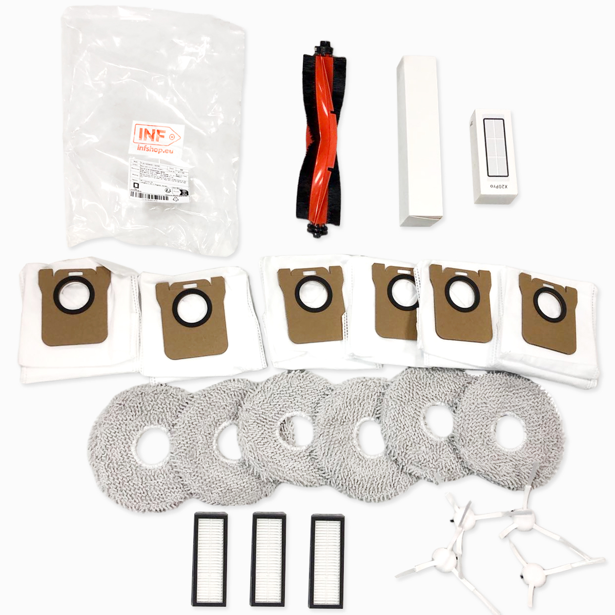 Akcesoria do robota sprzątającego: worki, filtry, szczotki i nakładki. Przedmioty ułożone na białej powierzchni.